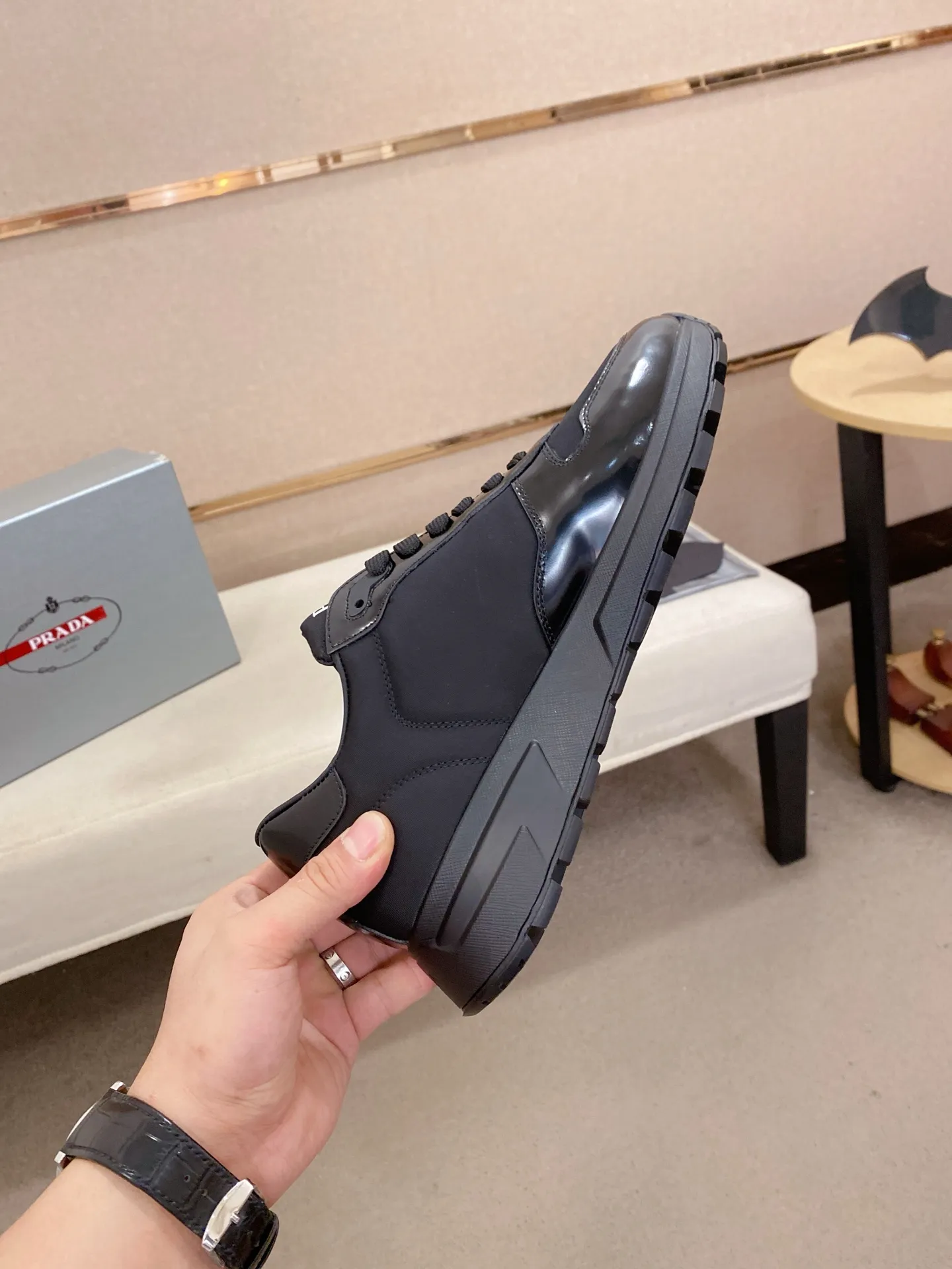 Factory price 540💰 ✔️✔️✔️High version High-quality new PRADA counters are on the market at the same time. The new men's shoes and 😘fabrics are selected from imported first-layer cowhide and are made by pure handcrafts. Lining: Full cowhide lining. 👍🏿 High-end ☄️ air-cushion molded anti-slip rubber outsole, exquisite lines, simple and elegant, comfortable and high-end for leisure travel. Code number: 38 to 44